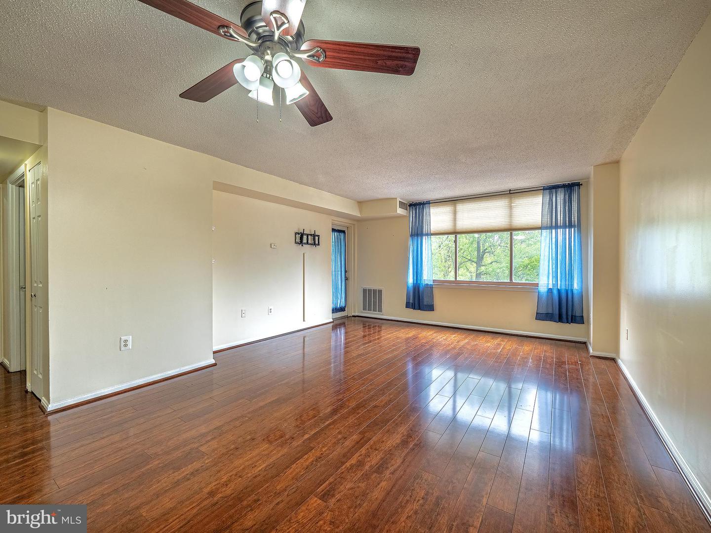 10101 GROSVENOR PLACE Unit: 210