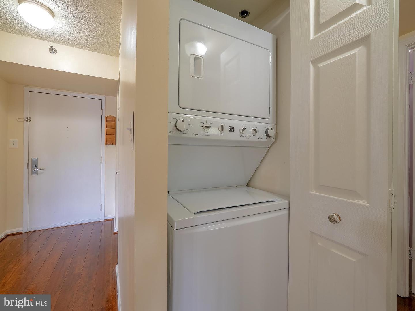 10101 GROSVENOR PLACE Unit: 210
