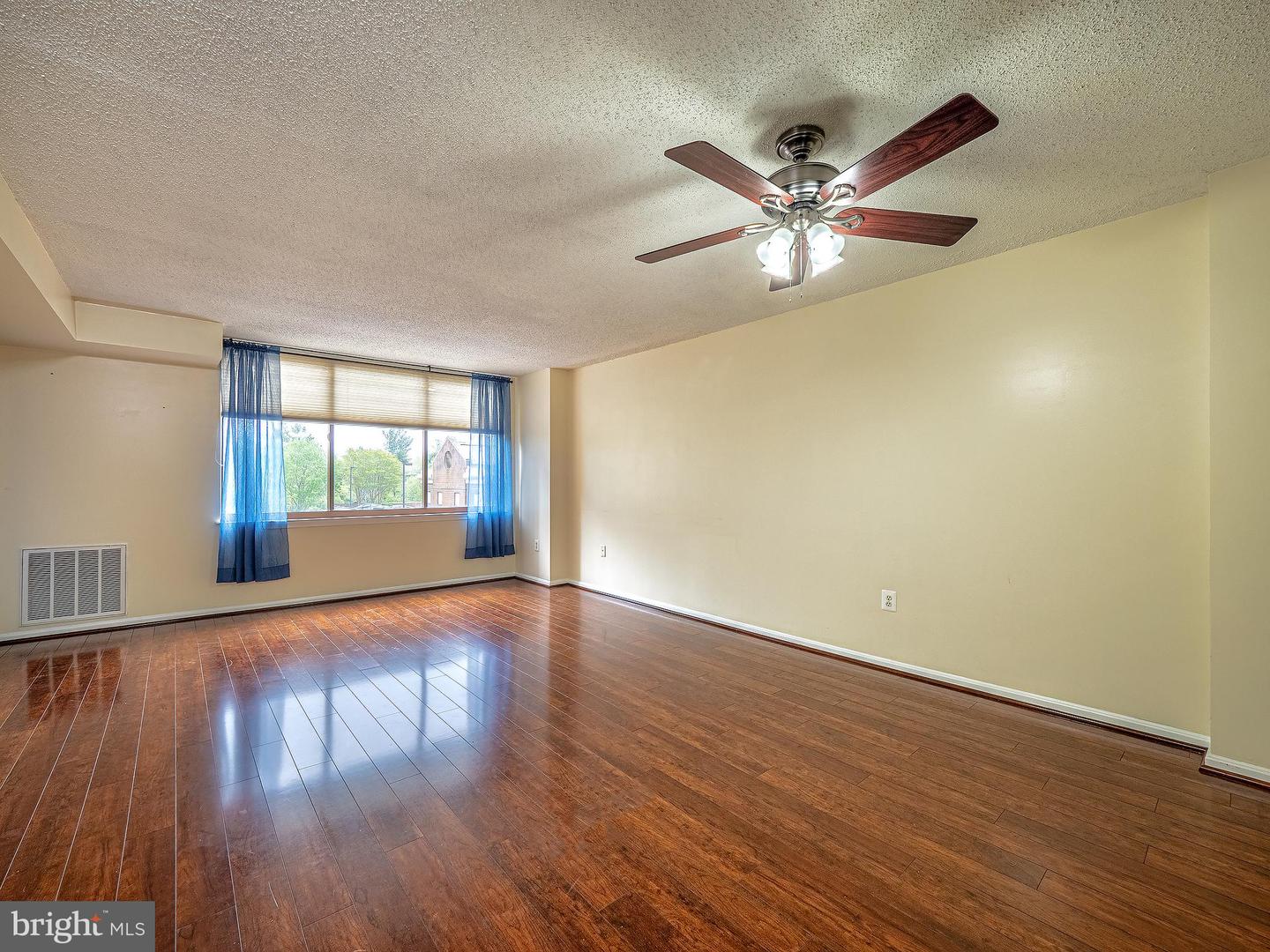 10101 GROSVENOR PLACE Unit: 210