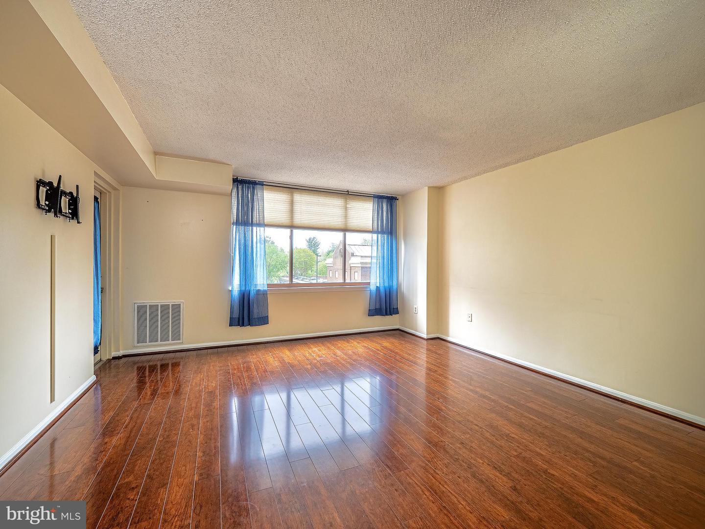 10101 GROSVENOR PLACE Unit: 210