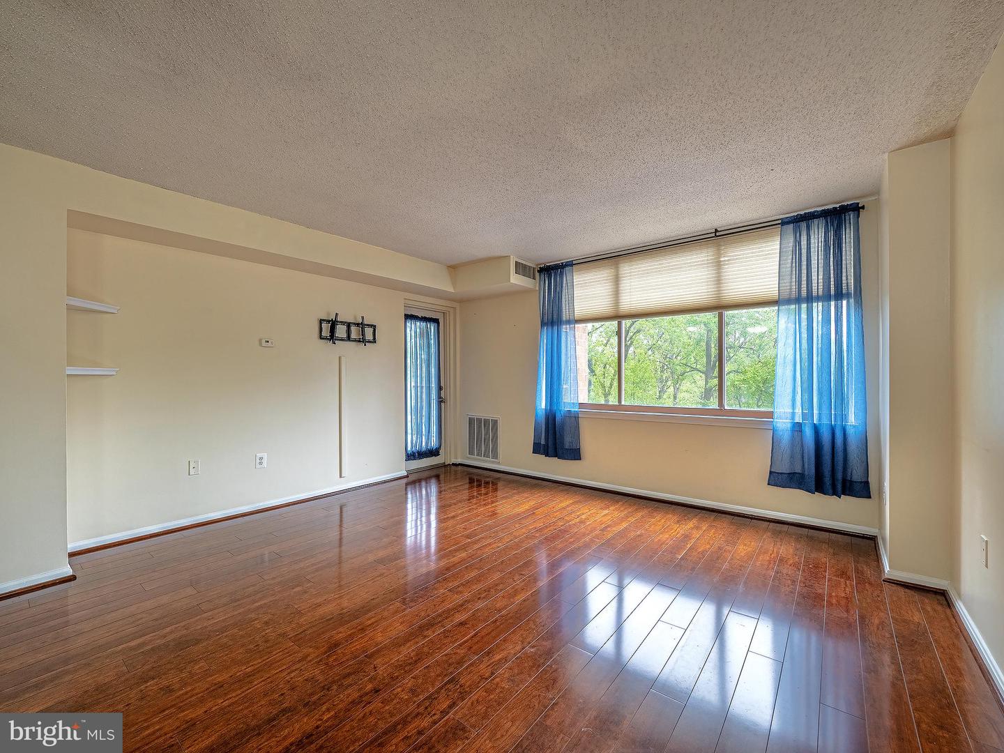 10101 GROSVENOR PLACE Unit: 210