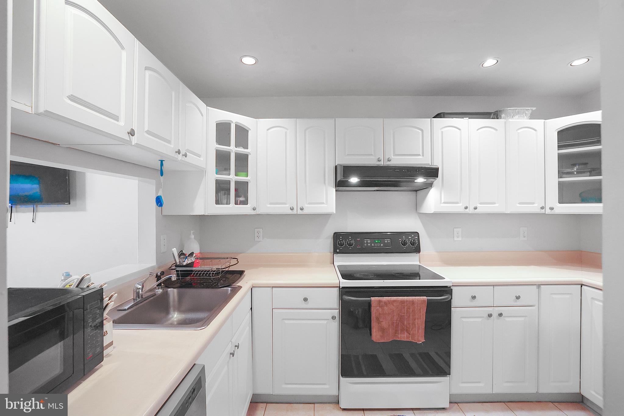 10028 Forest View Pl