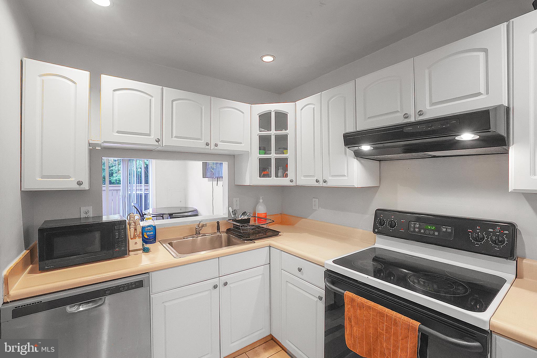 10028 Forest View Pl