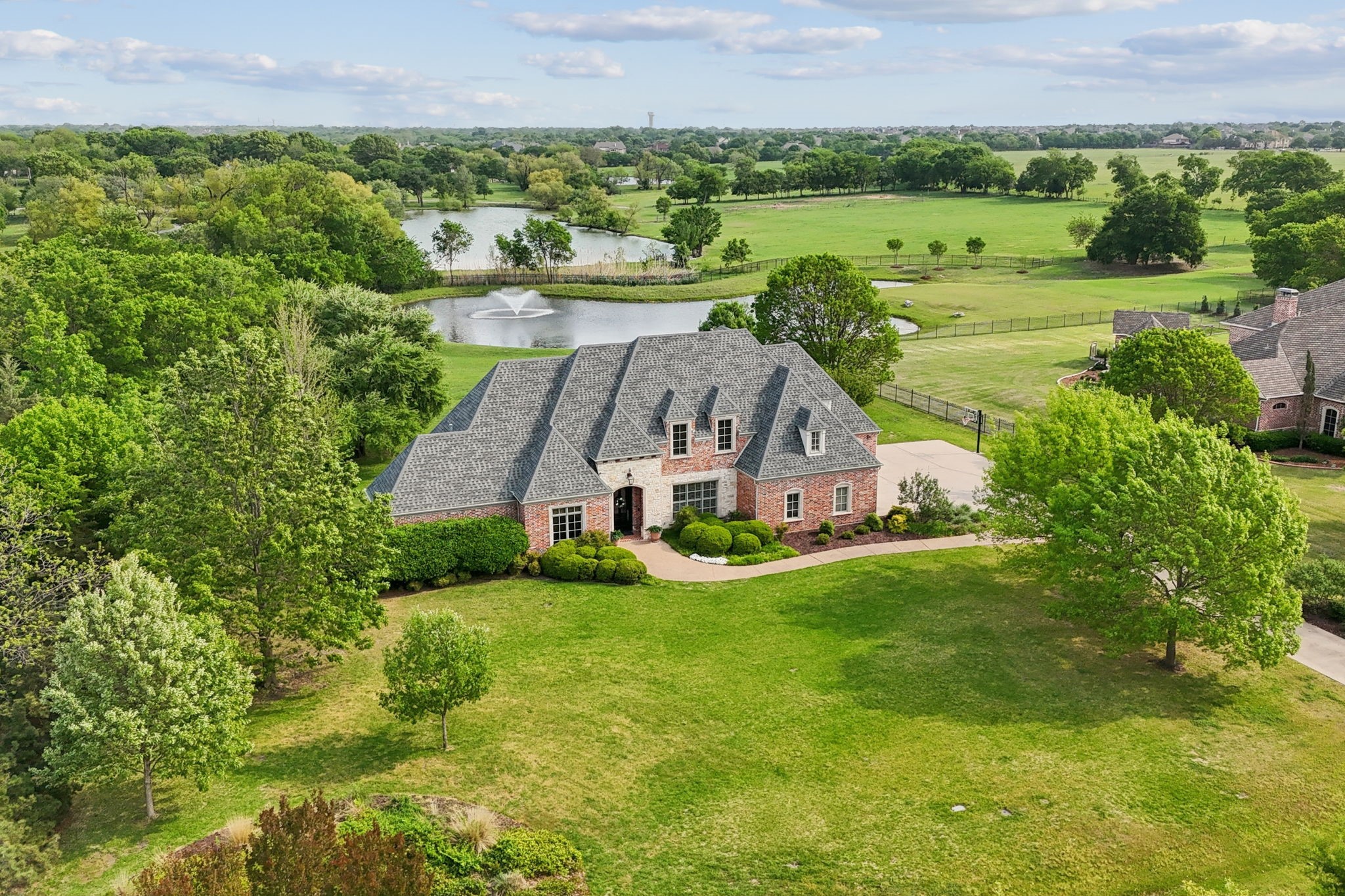 5009 Edgewater Court