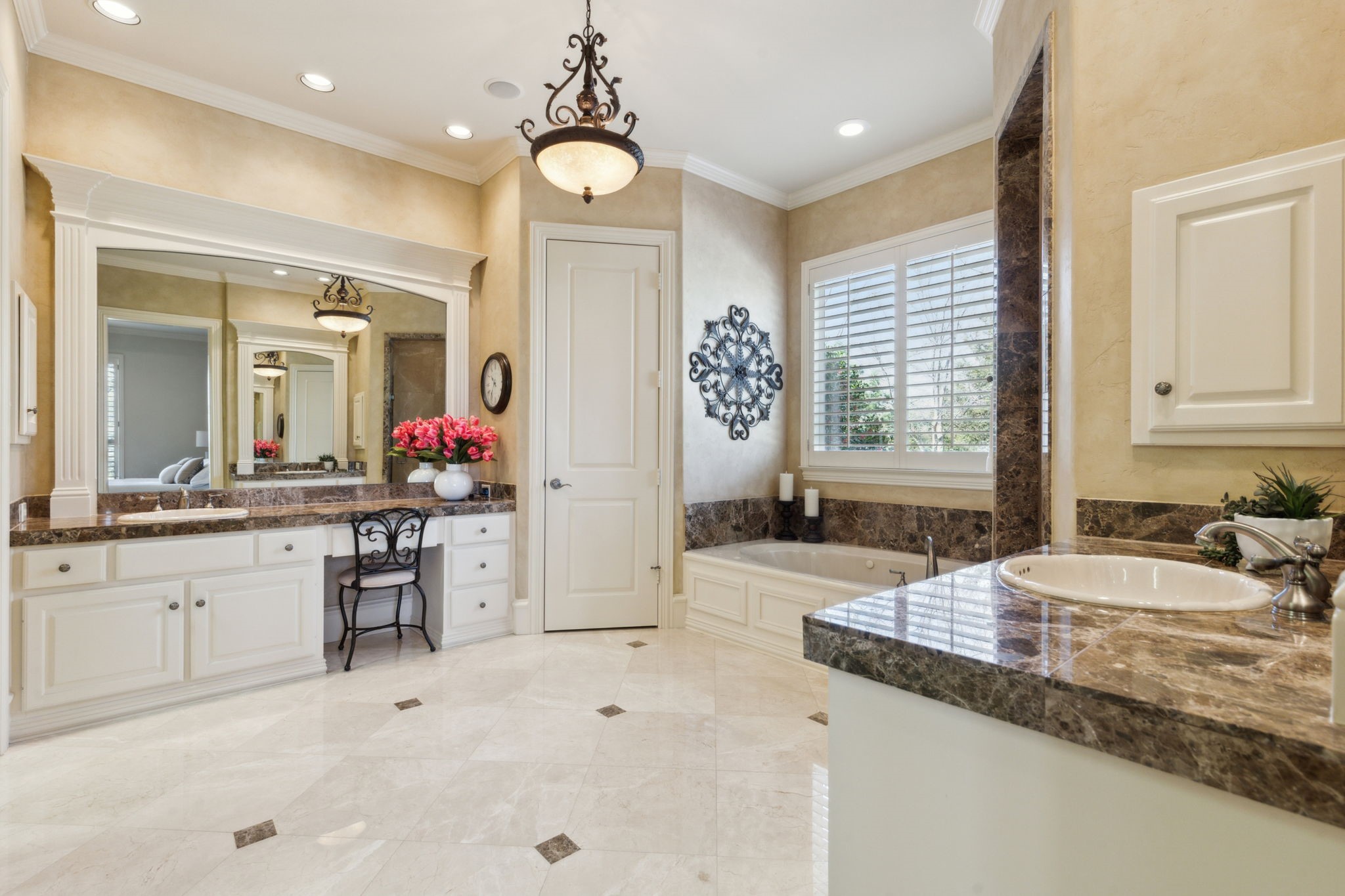 5009 Edgewater Court