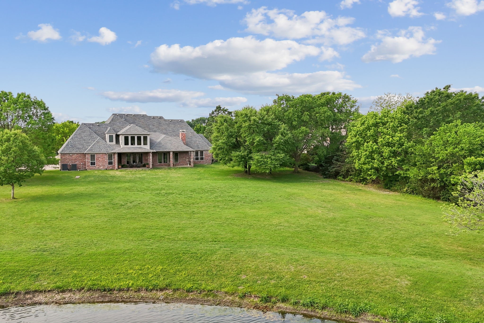 5009 Edgewater Court