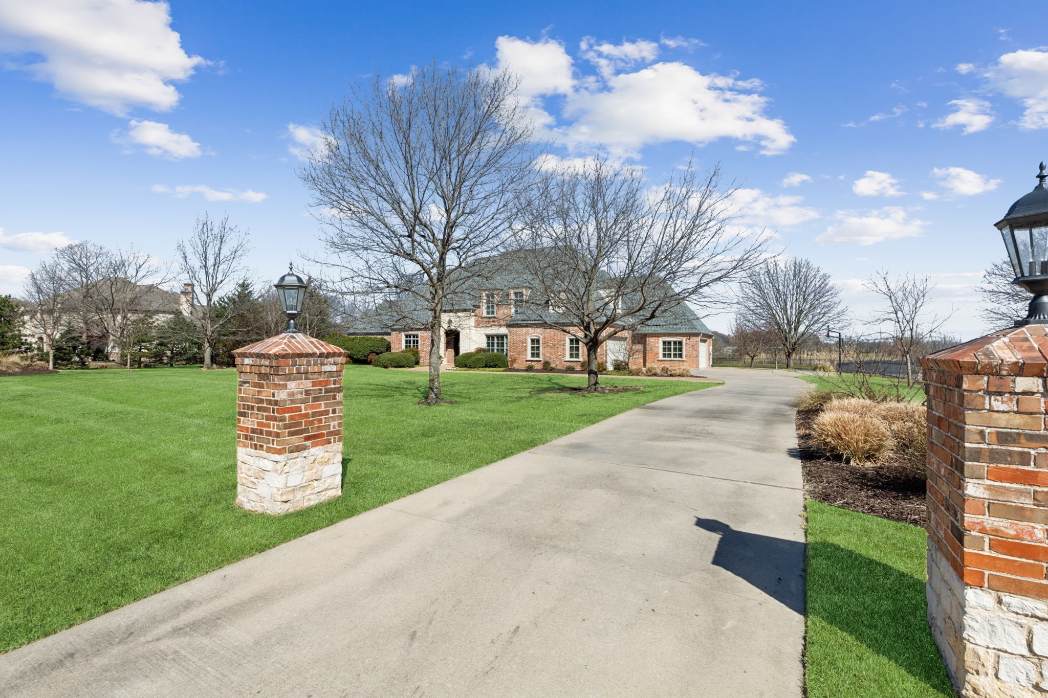 5009 Edgewater Court