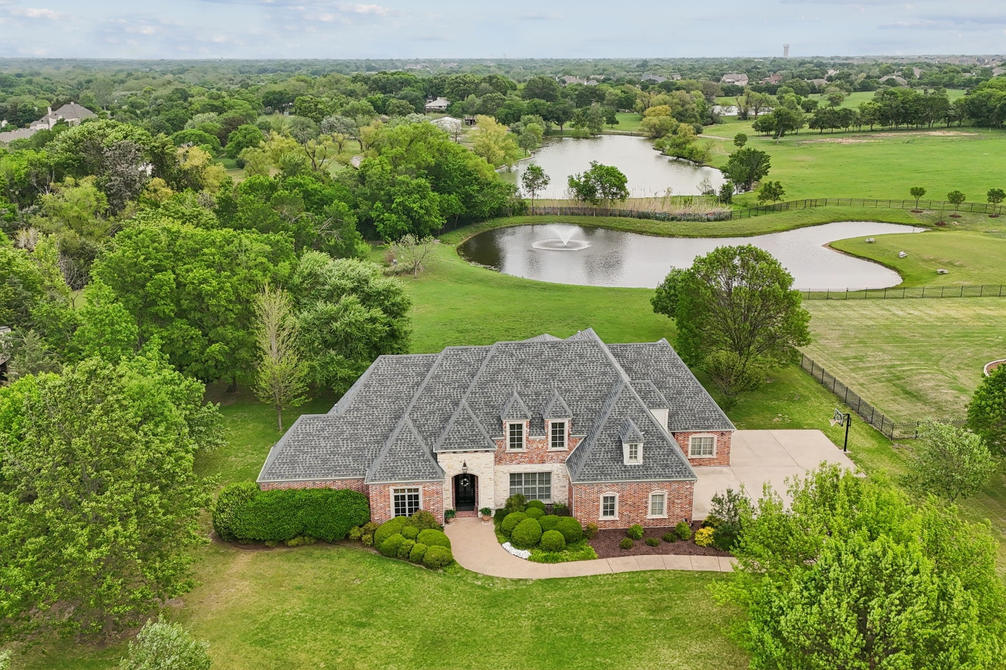 5009 Edgewater Court