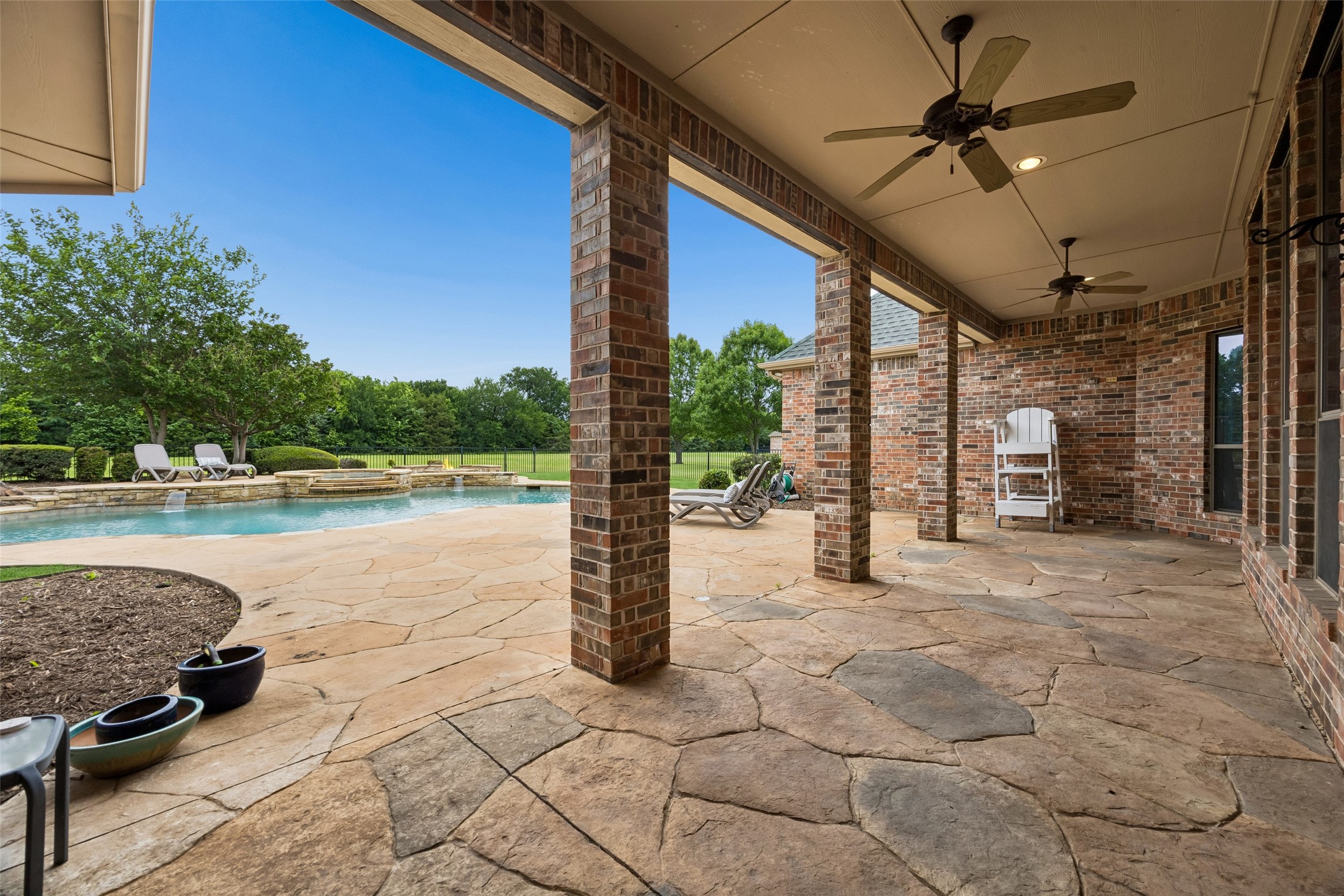 207 Dumont Court