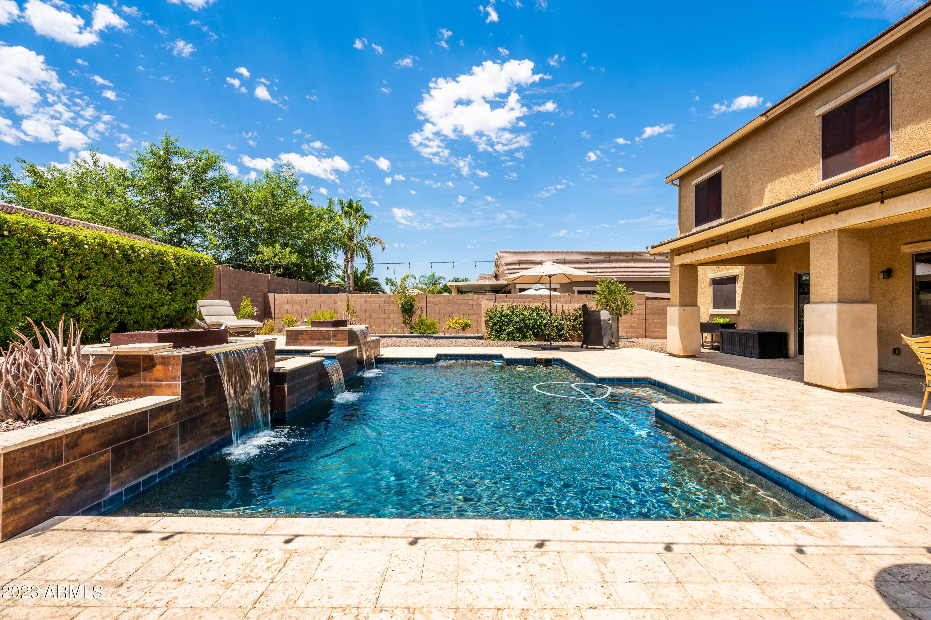 2915 E TRIGGER Way
