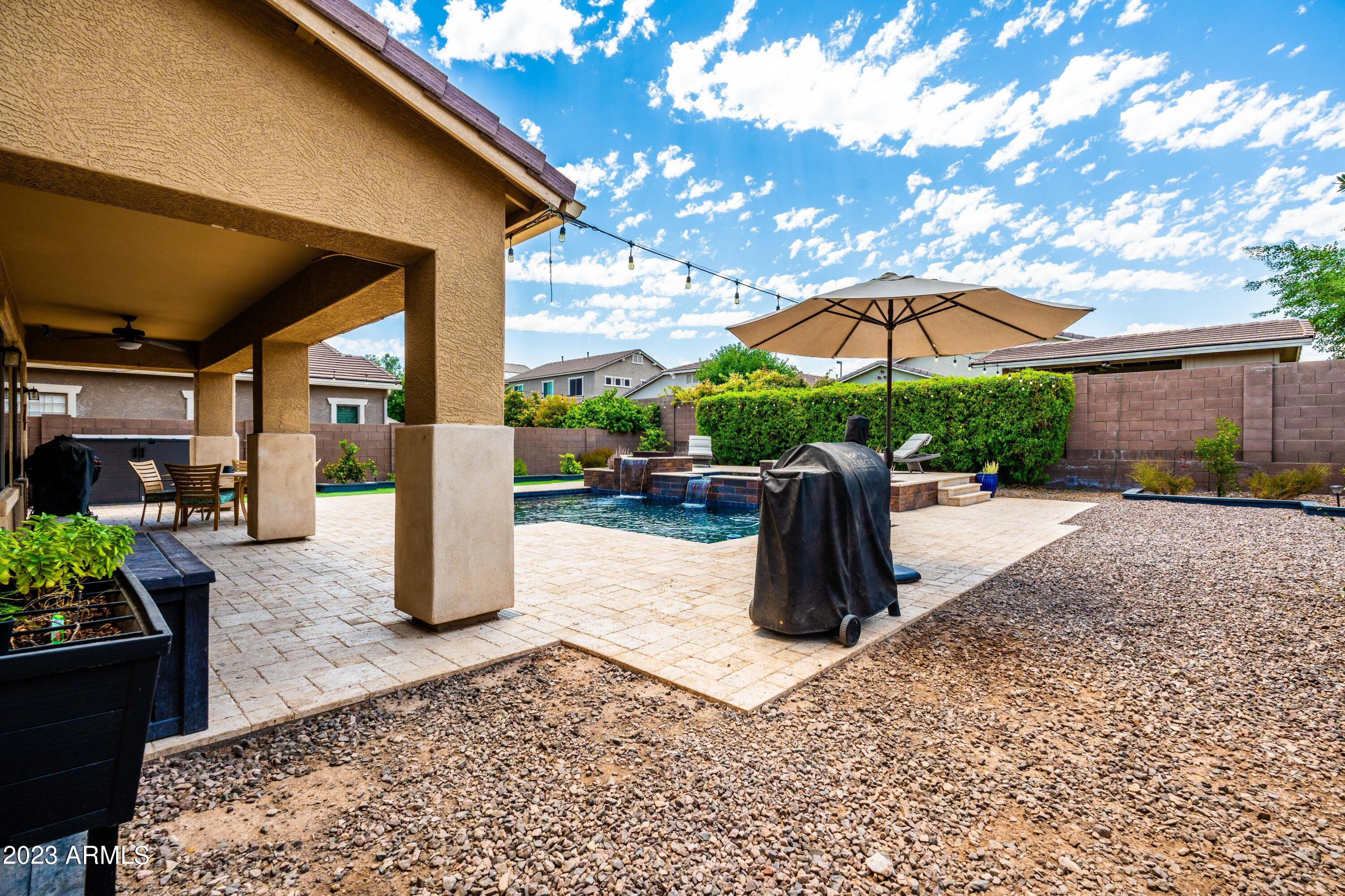 2915 E TRIGGER Way