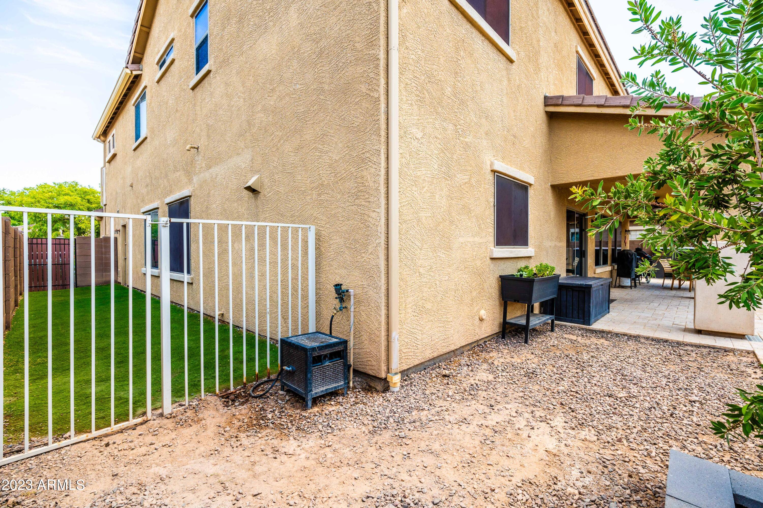 2915 E TRIGGER Way