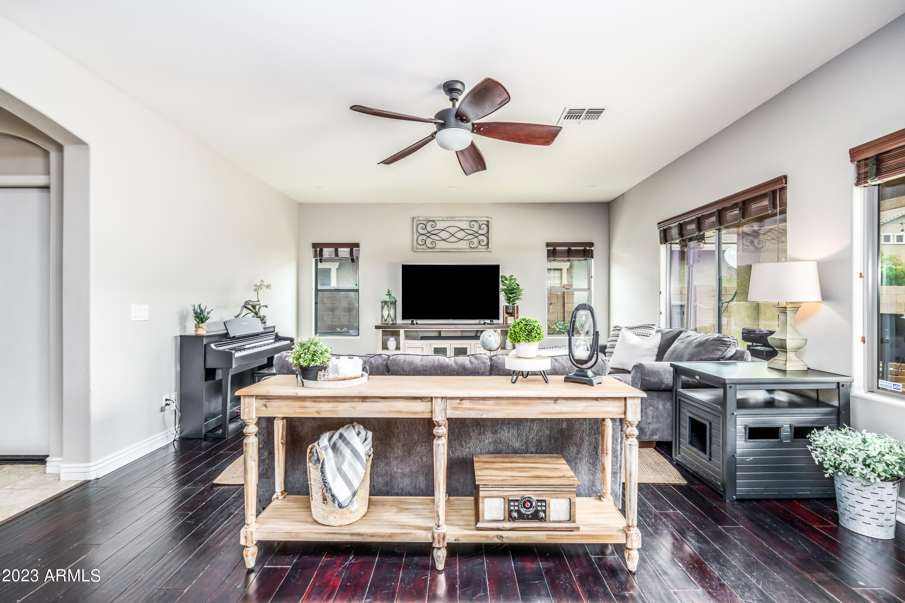 2915 E TRIGGER Way