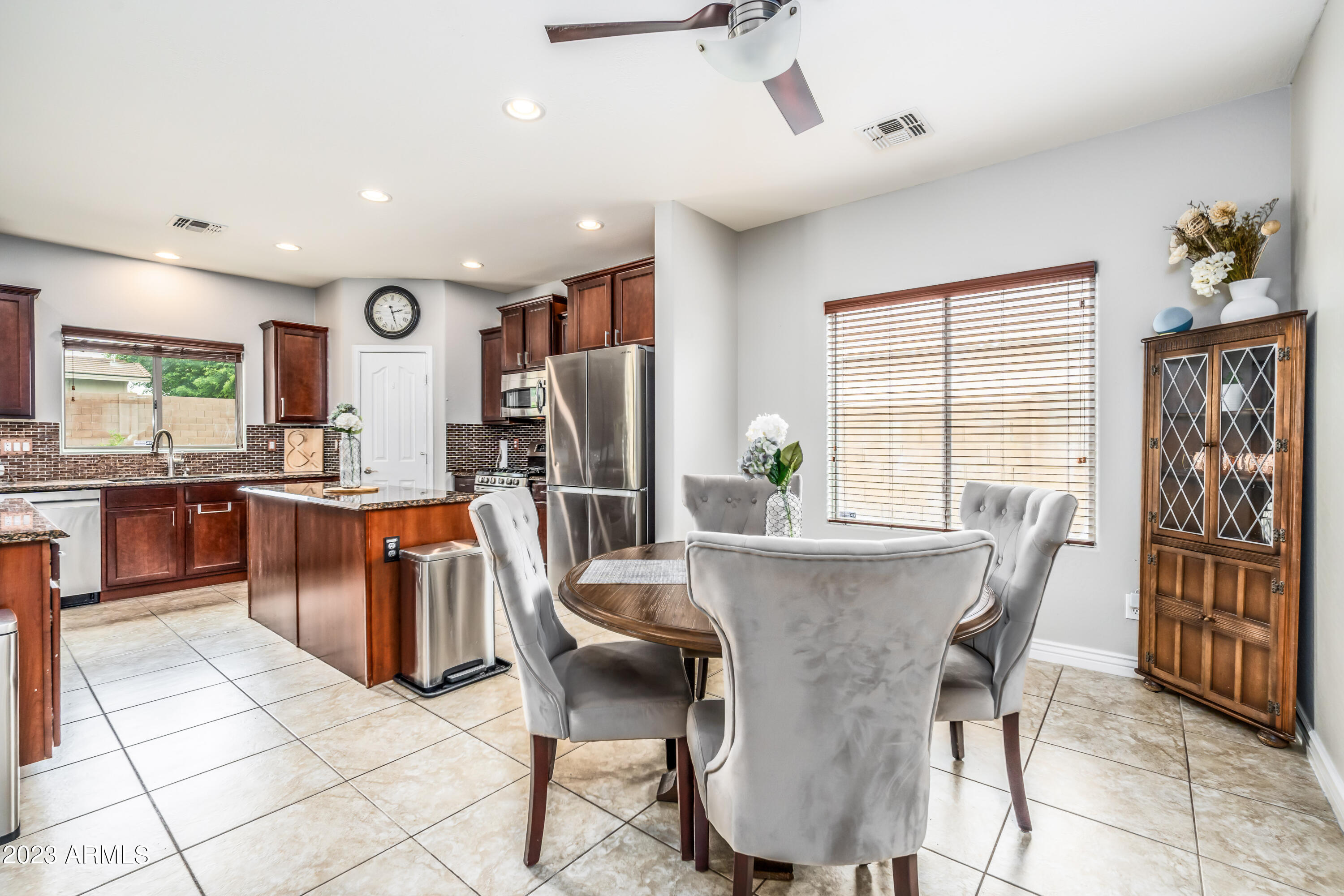 2915 E TRIGGER Way
