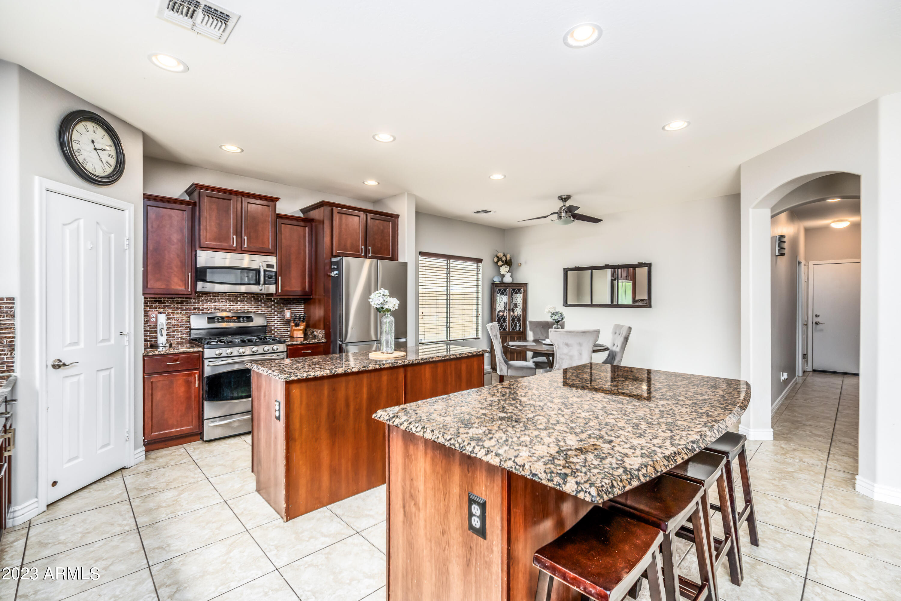 2915 E TRIGGER Way