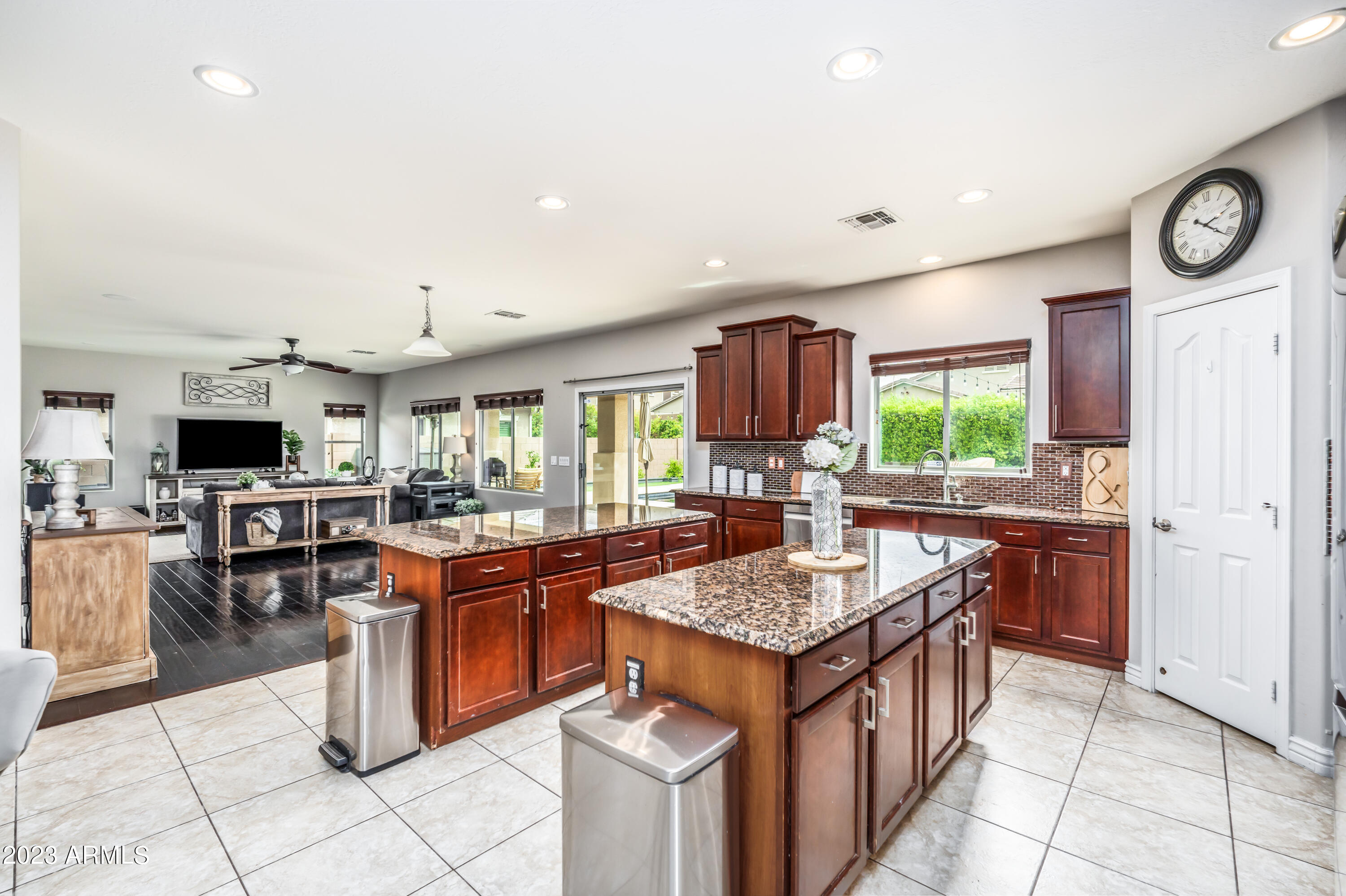 2915 E TRIGGER Way