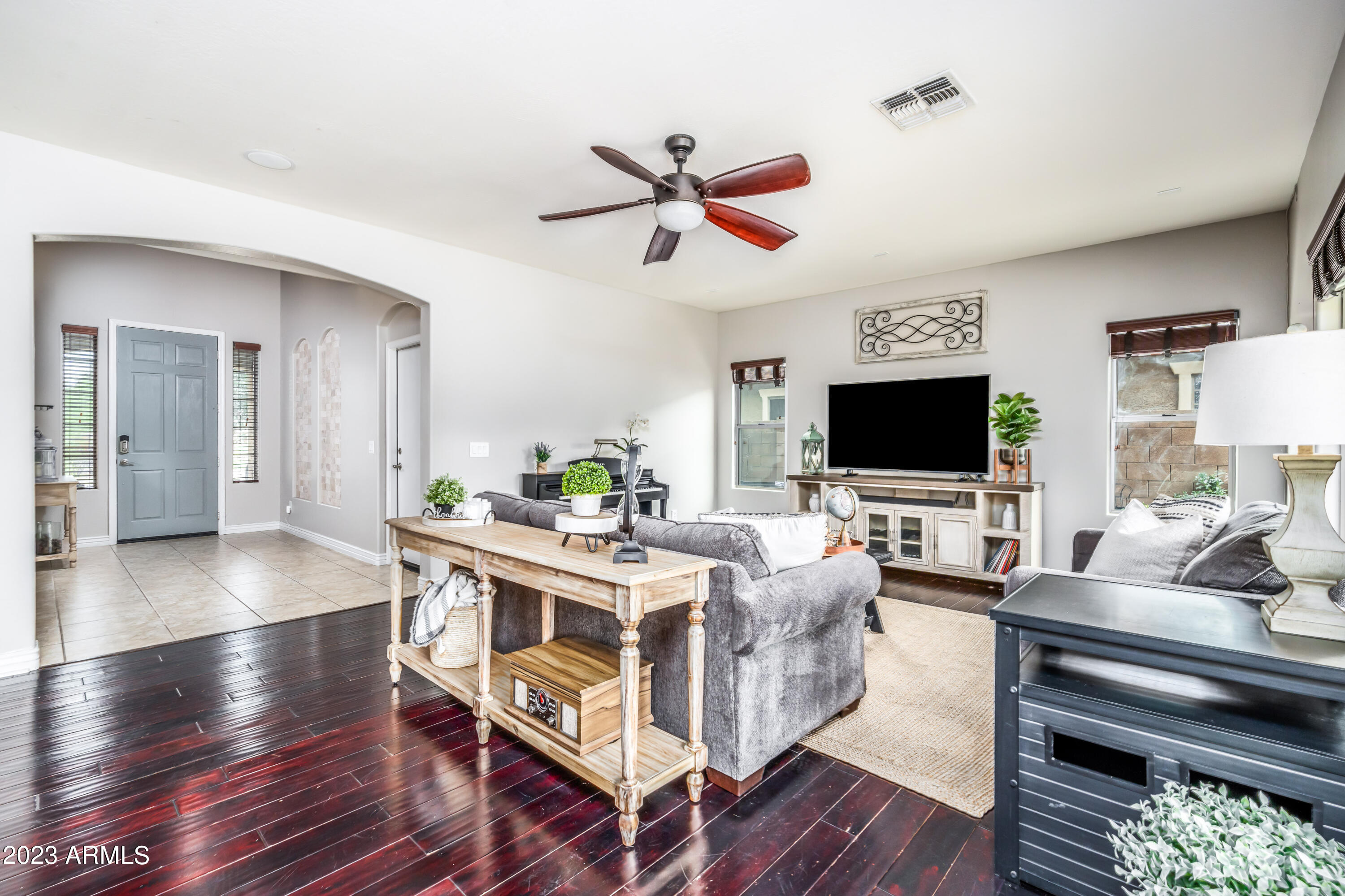 2915 E TRIGGER Way