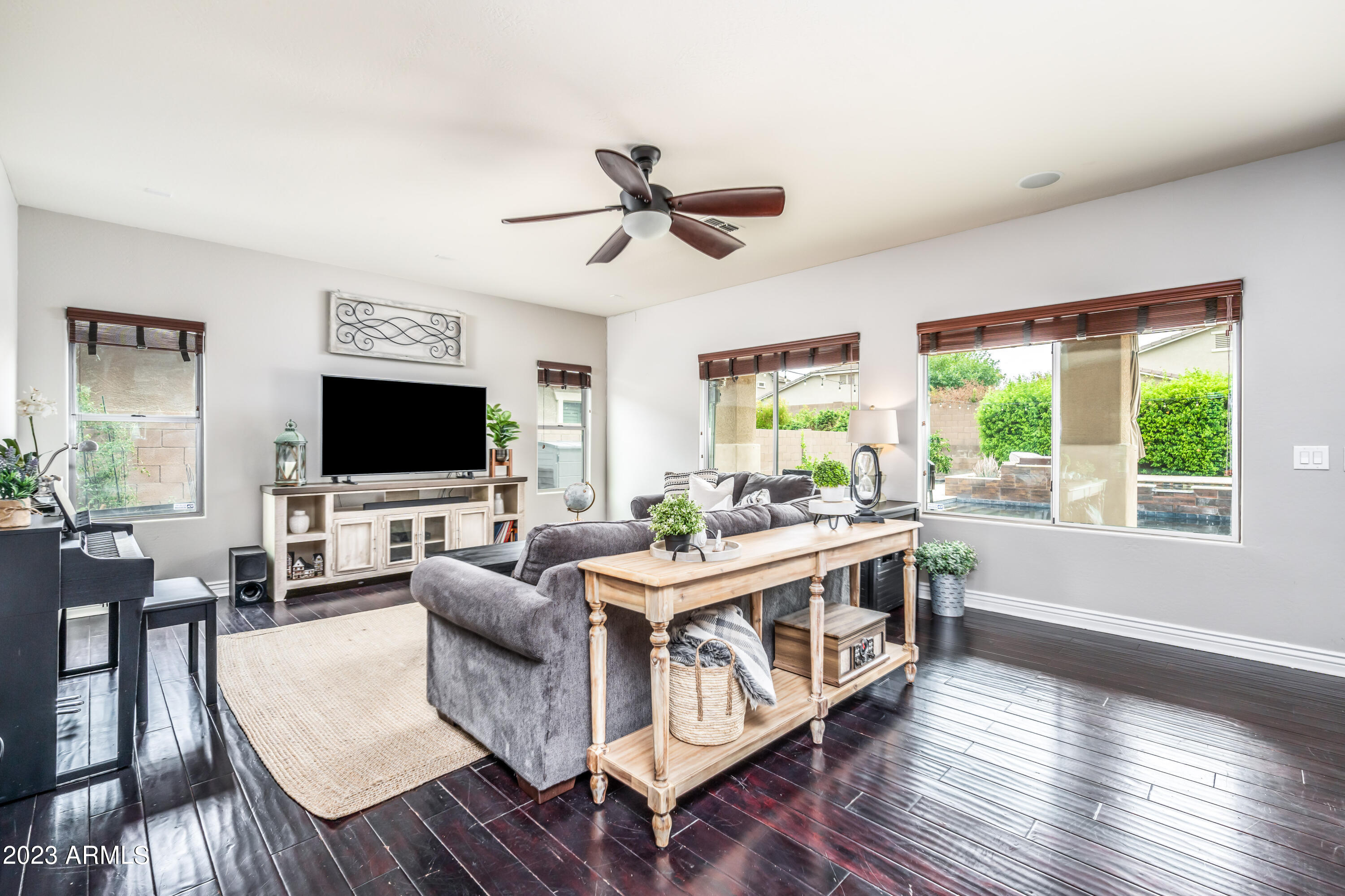 2915 E TRIGGER Way