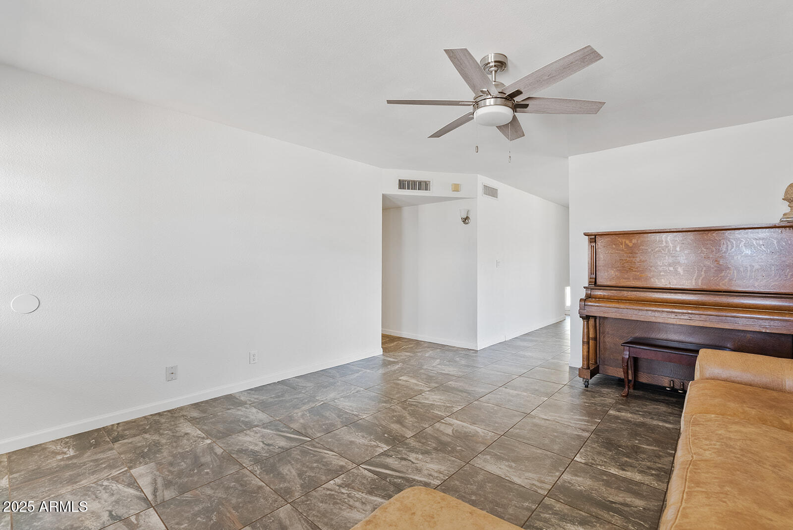 1160 E HAMPTON Circle