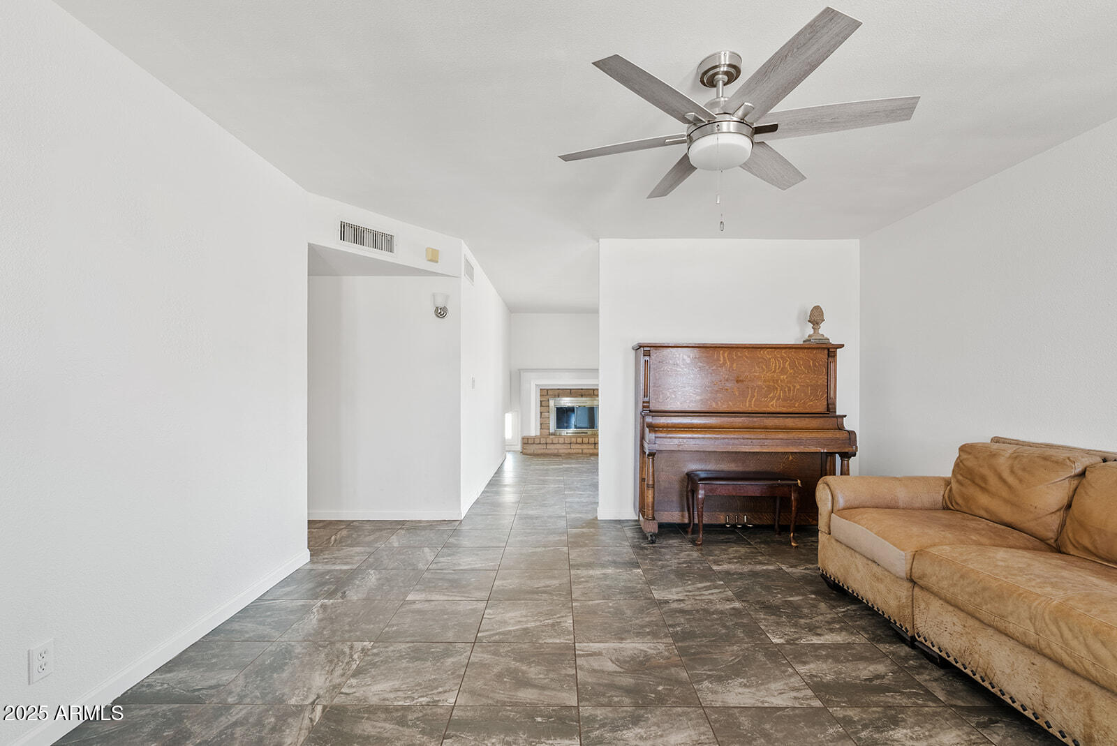1160 E HAMPTON Circle