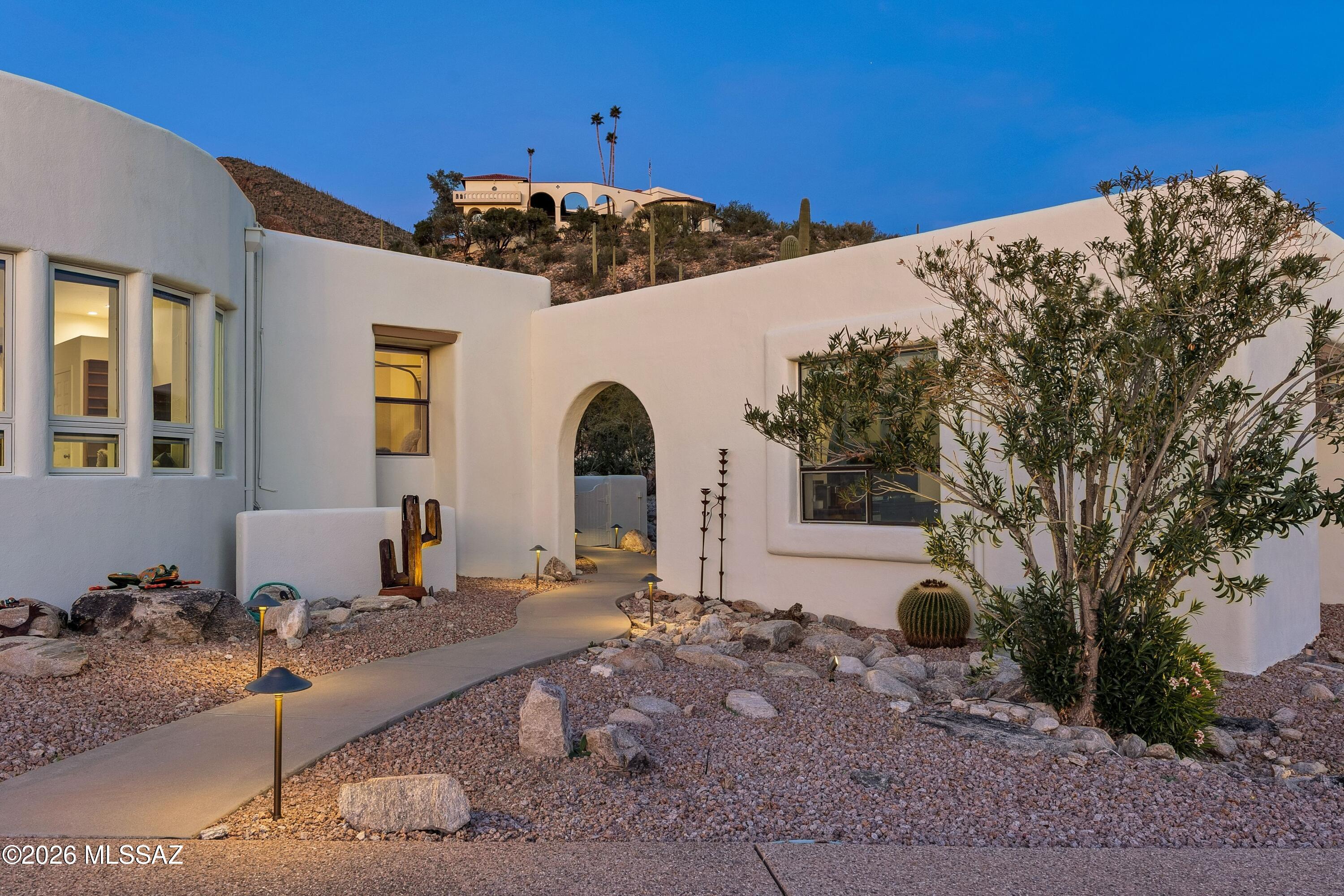 4911 E Oakmont Drive