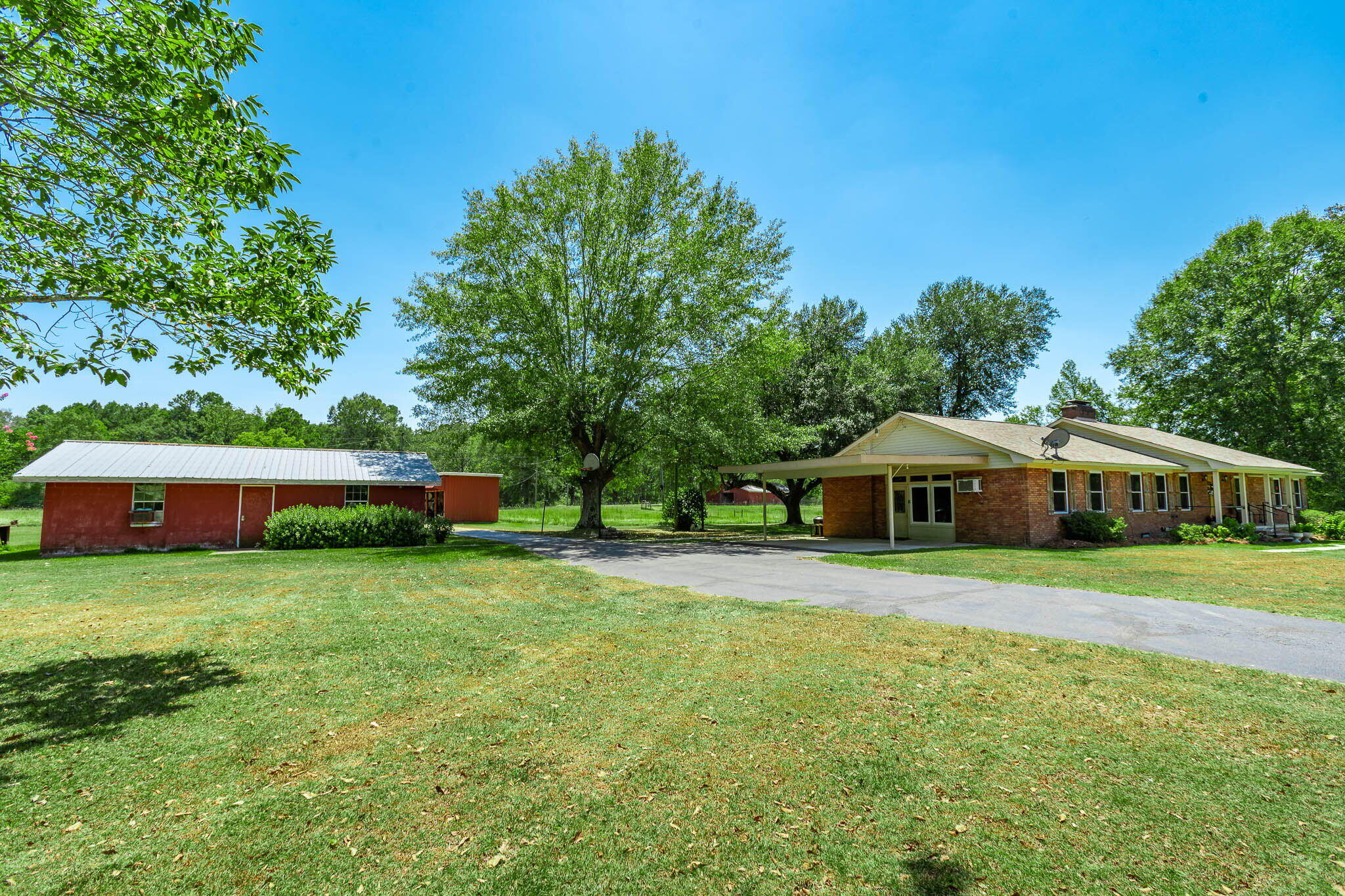 233 J D Broome Rd.
