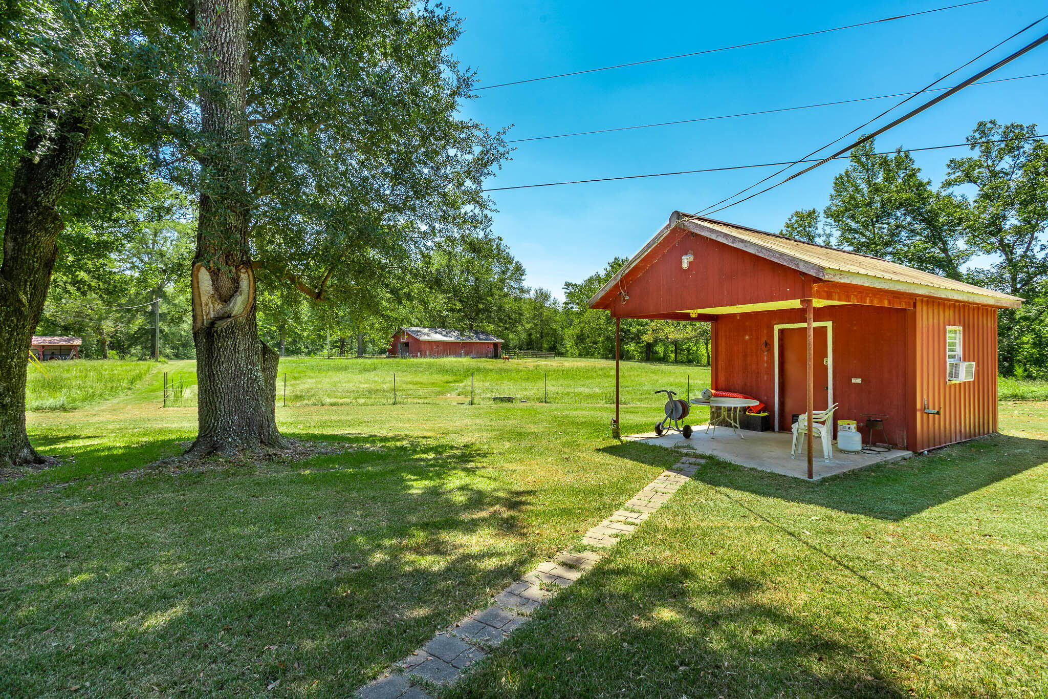 233 J D Broome Rd.