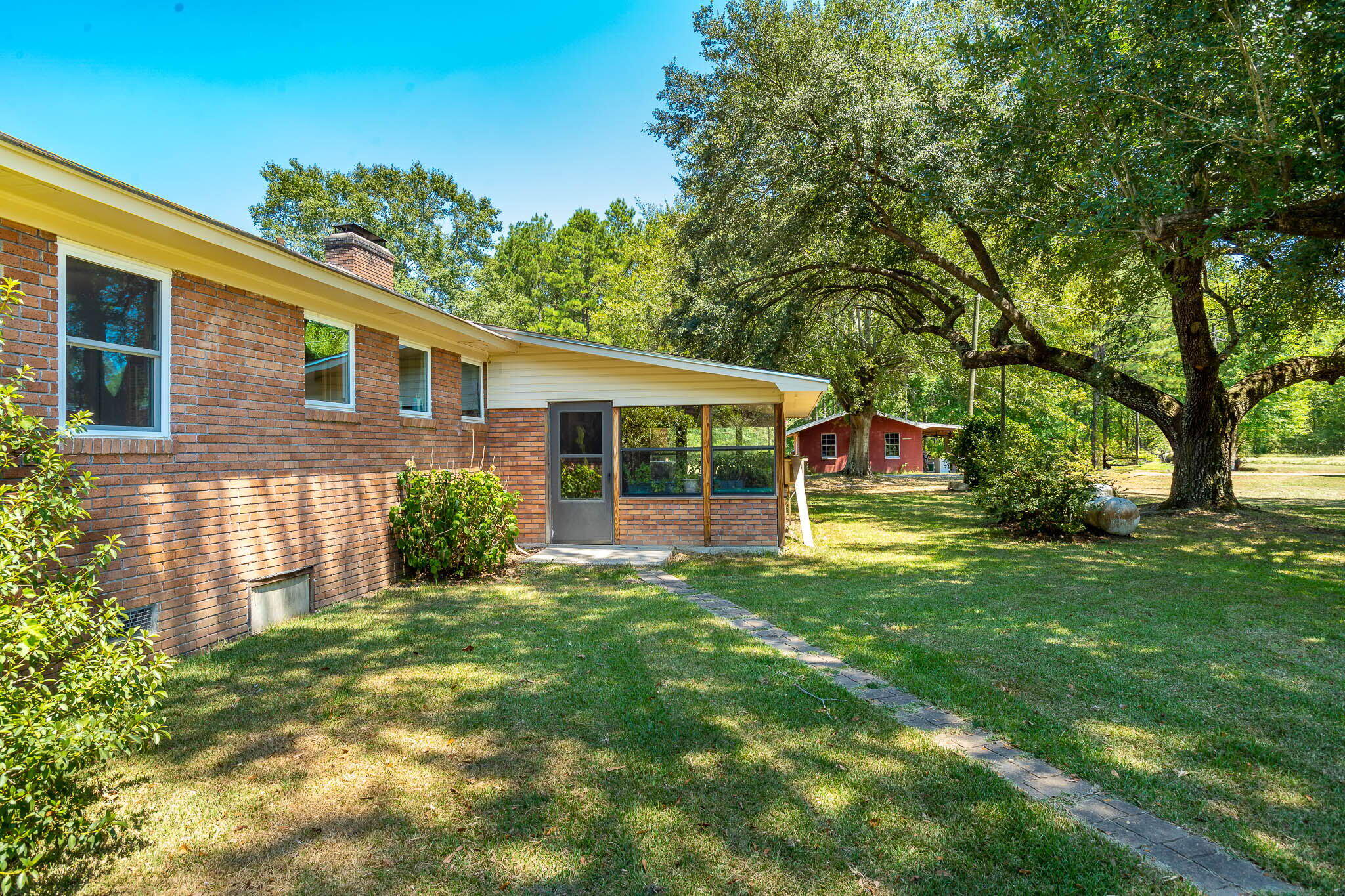 233 J D Broome Rd.