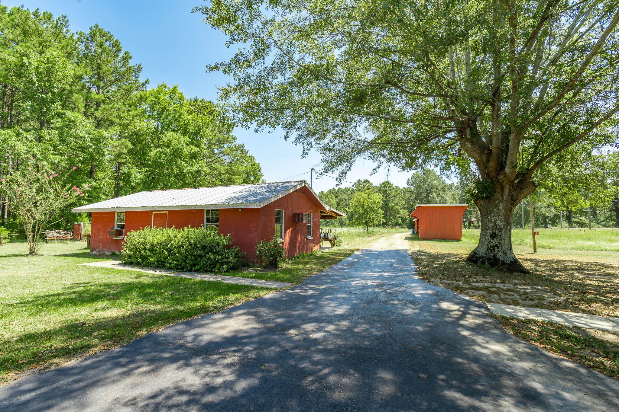 233 J D Broome Rd.