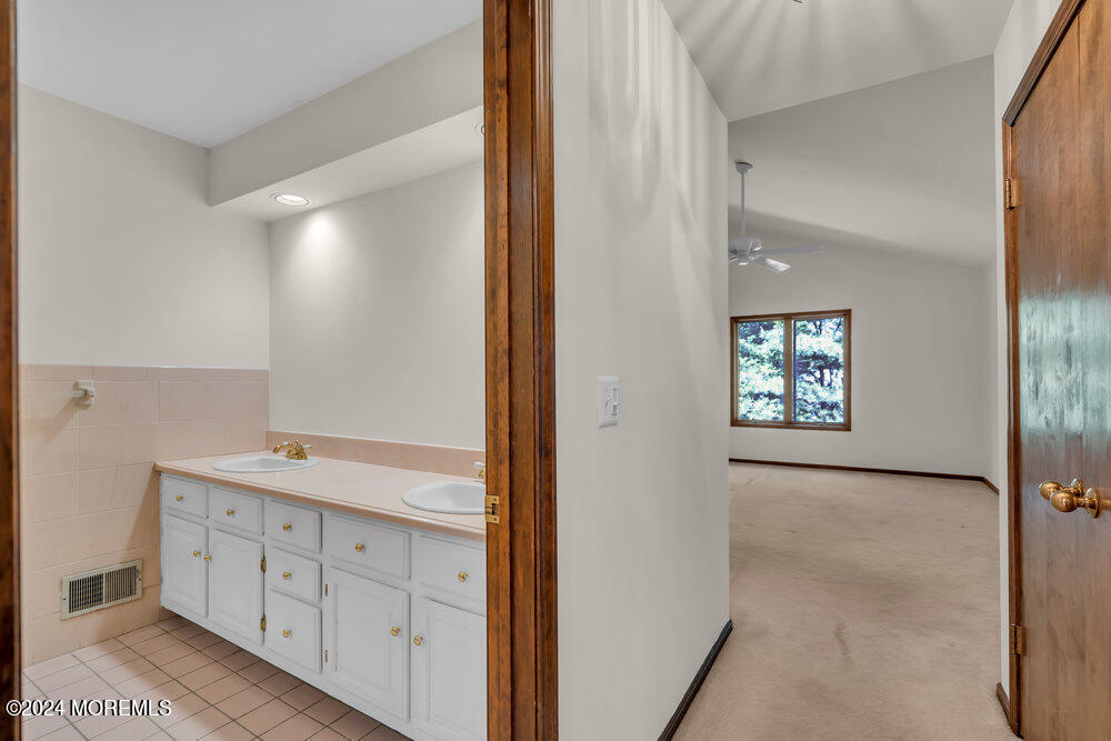 18 White Swan Way