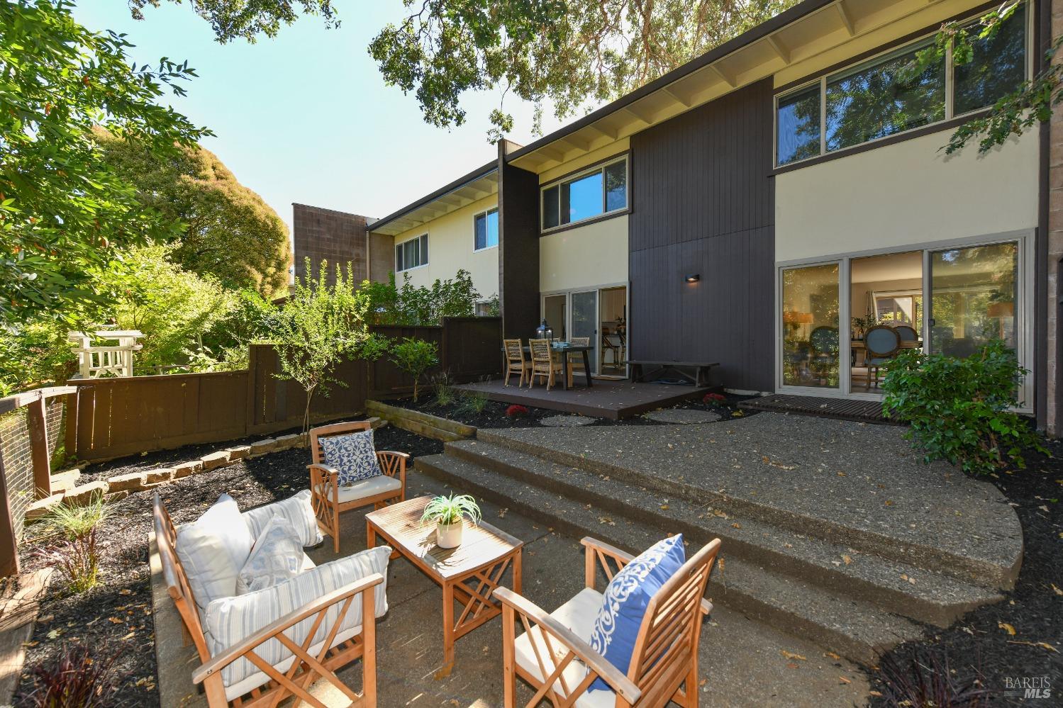 3146 Valley Green Ln