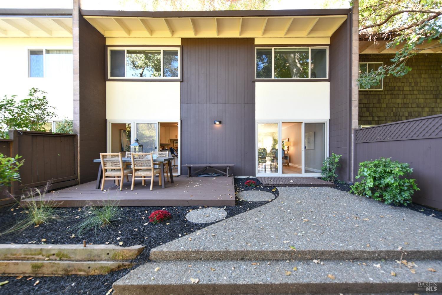 3146 Valley Green Ln