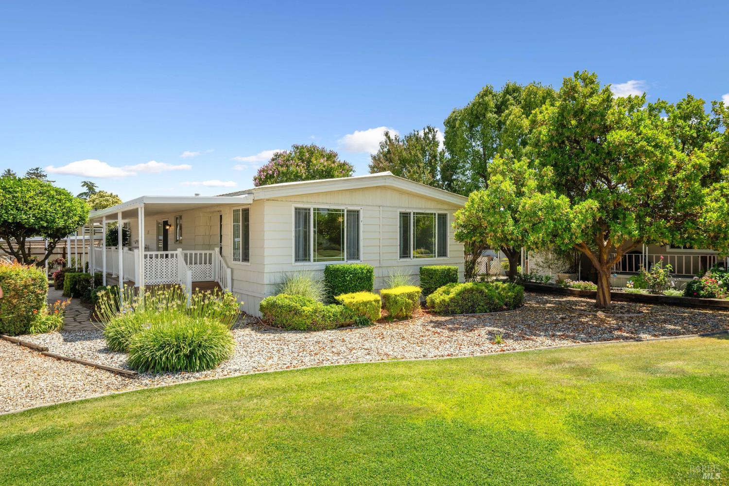 34 Hacienda Dr