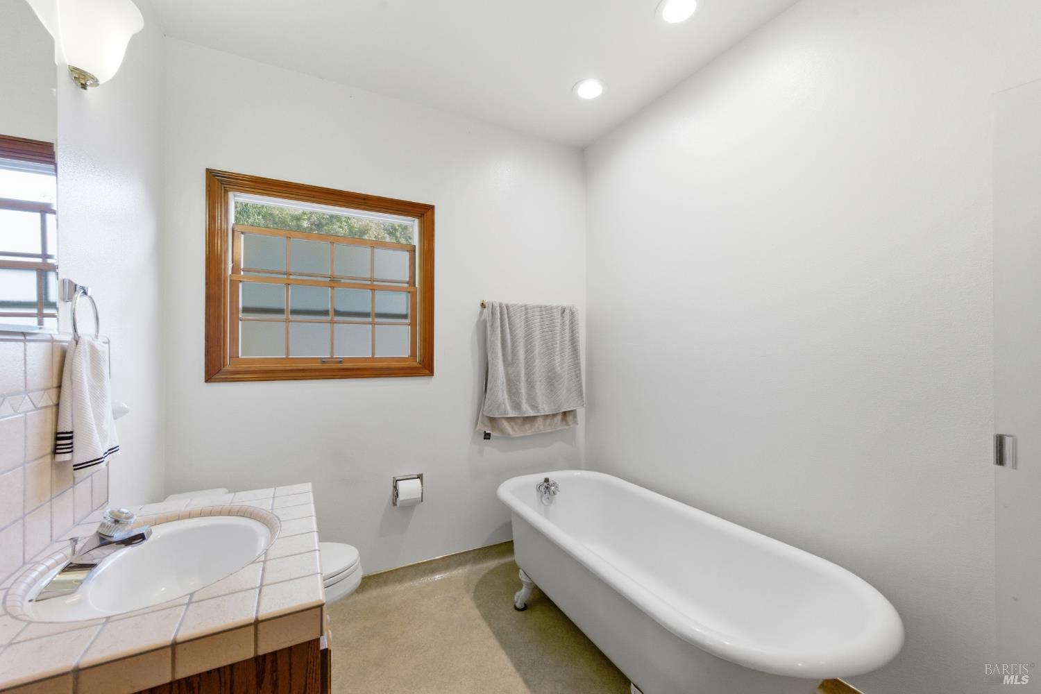 639 E 5th Street