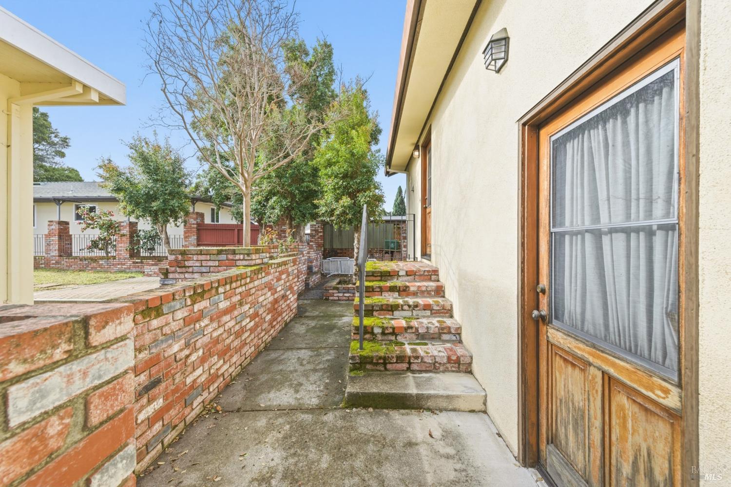 639 E 5th Street