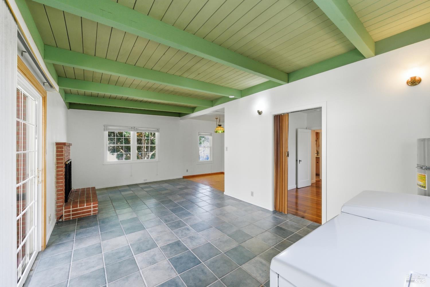 639 E 5th Street