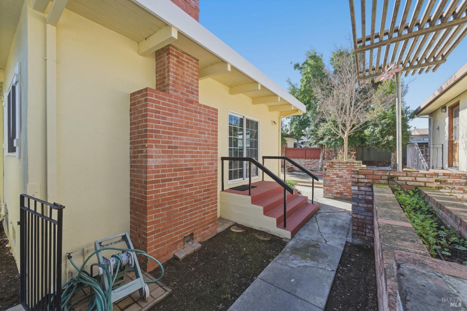 639 E 5th Street