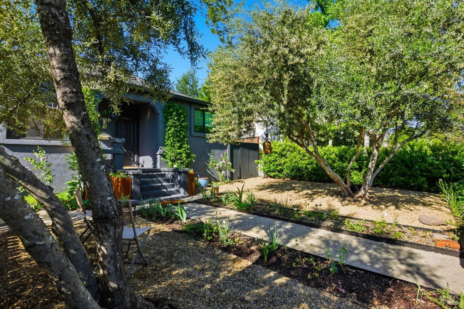1433 Oak Avenue