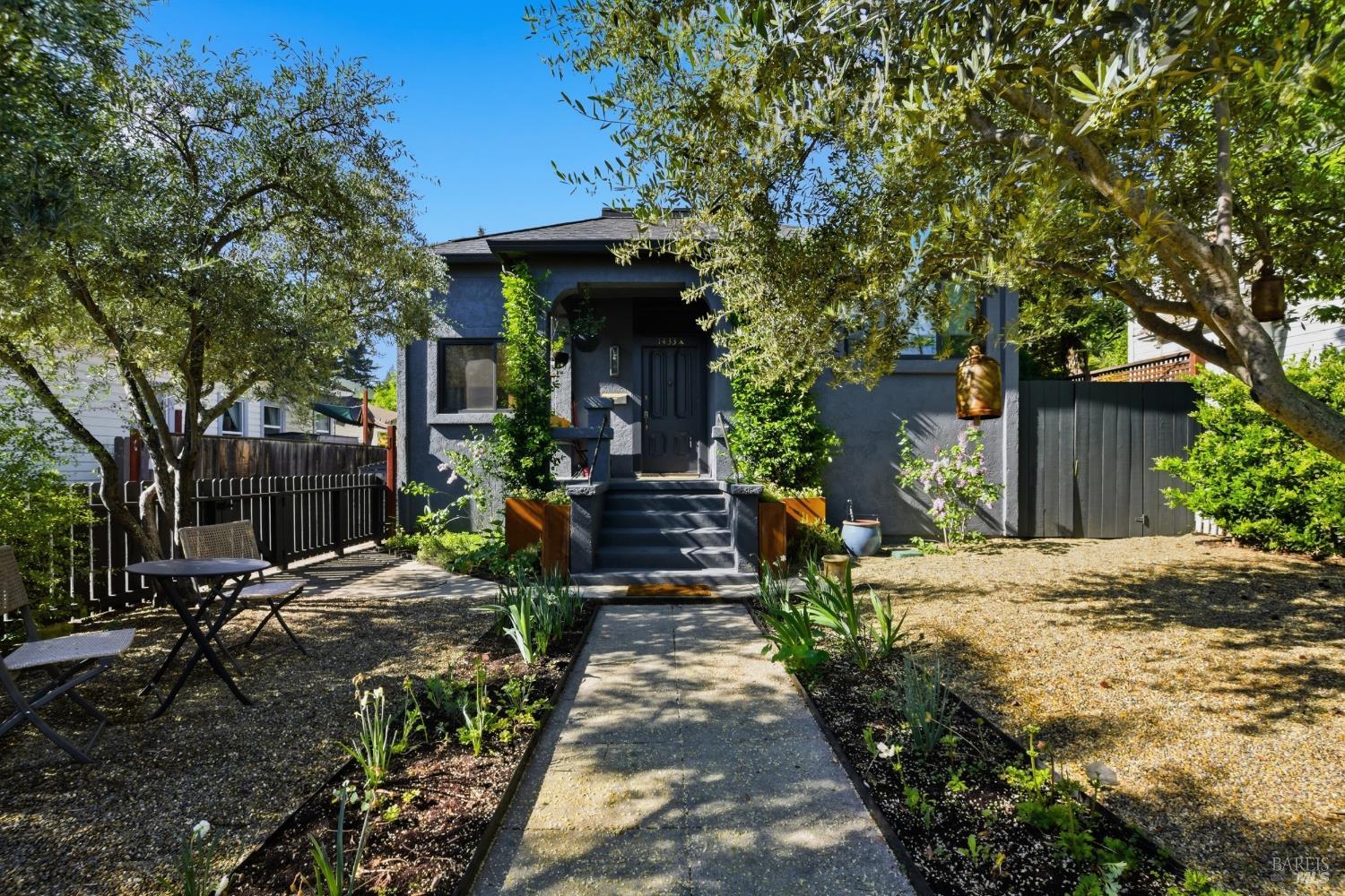 1433 Oak Avenue