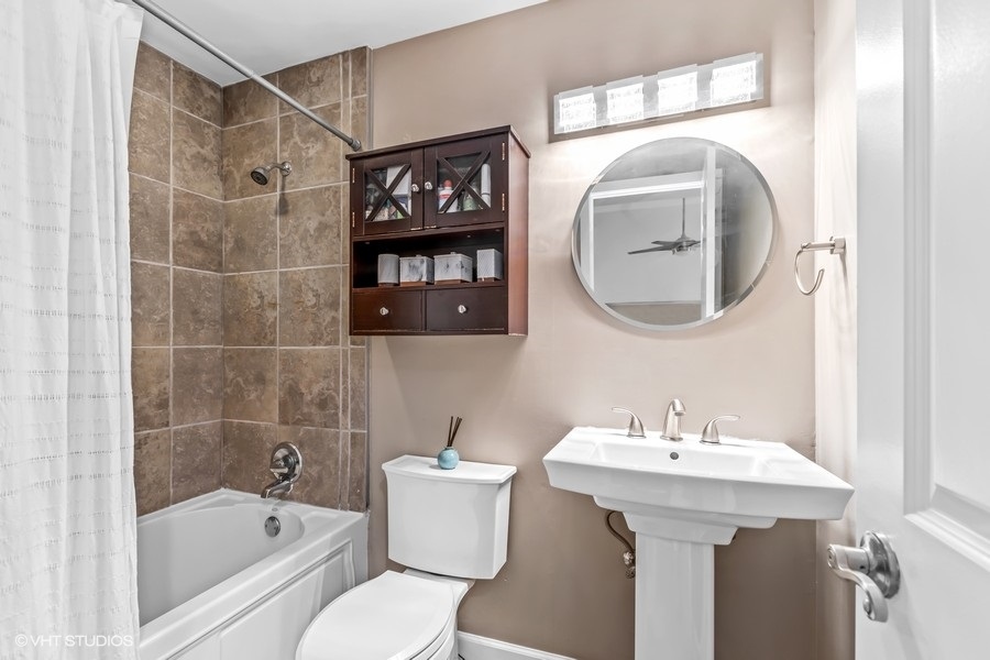 656 W Buckingham Place Unit: 1E