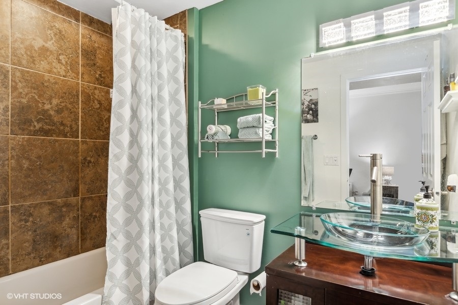 656 W Buckingham Place Unit: 1E