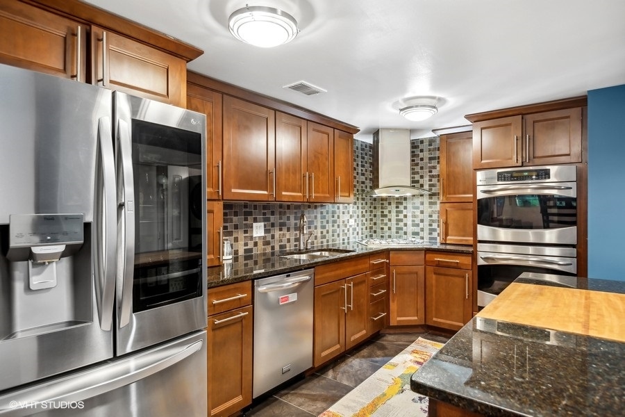 656 W Buckingham Place Unit: 1E