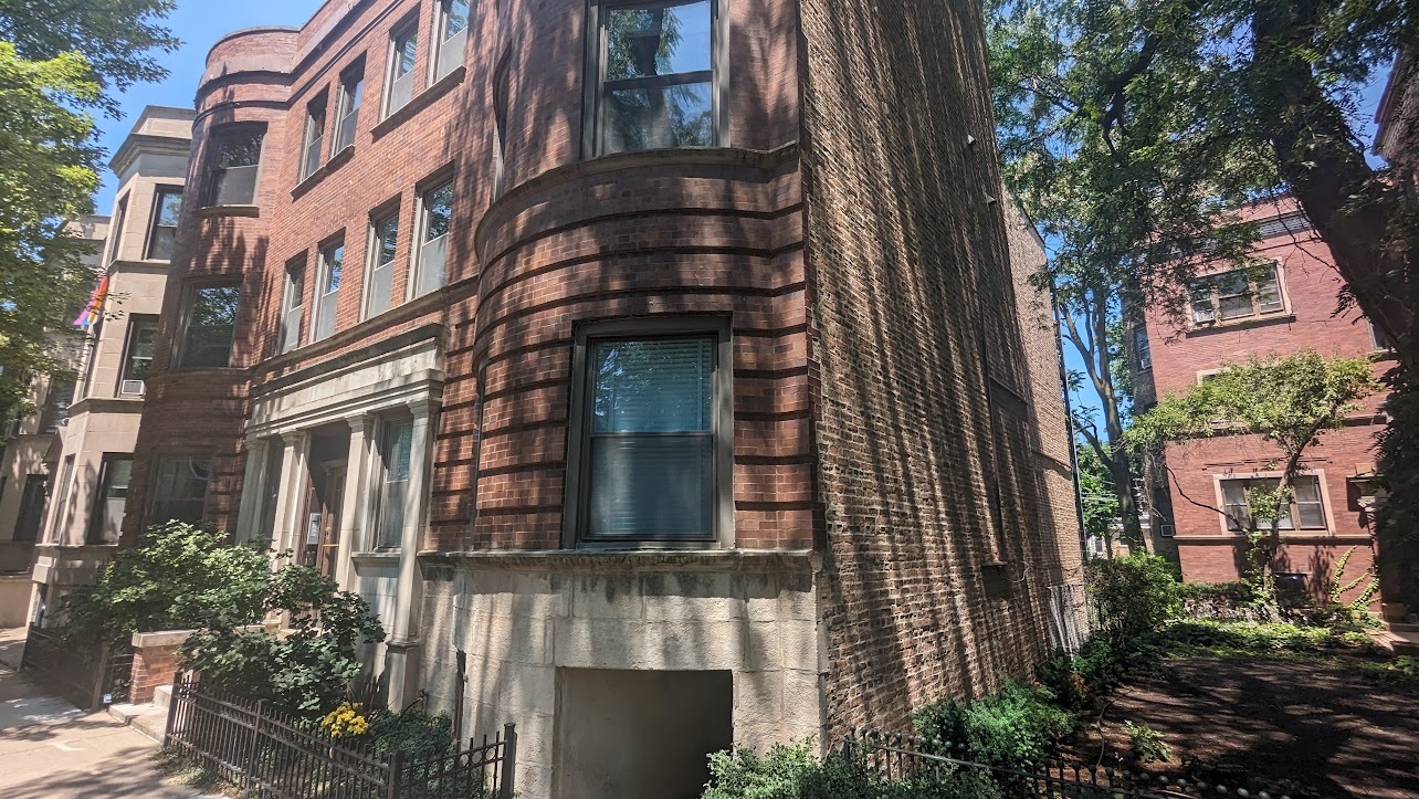 656 W Buckingham Place Unit: 1E