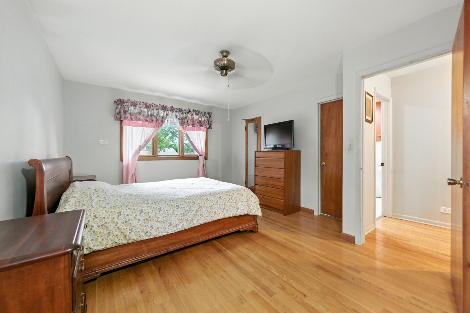 826 S Roosevelt Avenue