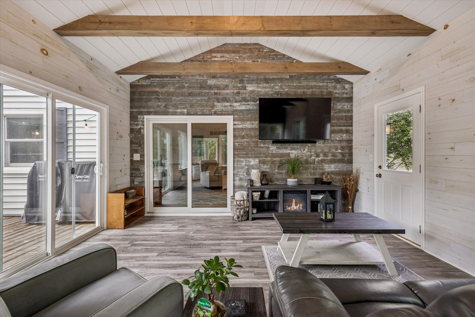 1355 N King George Court