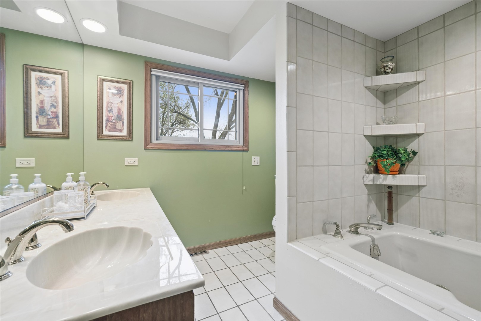 1903 E Ivy Lane