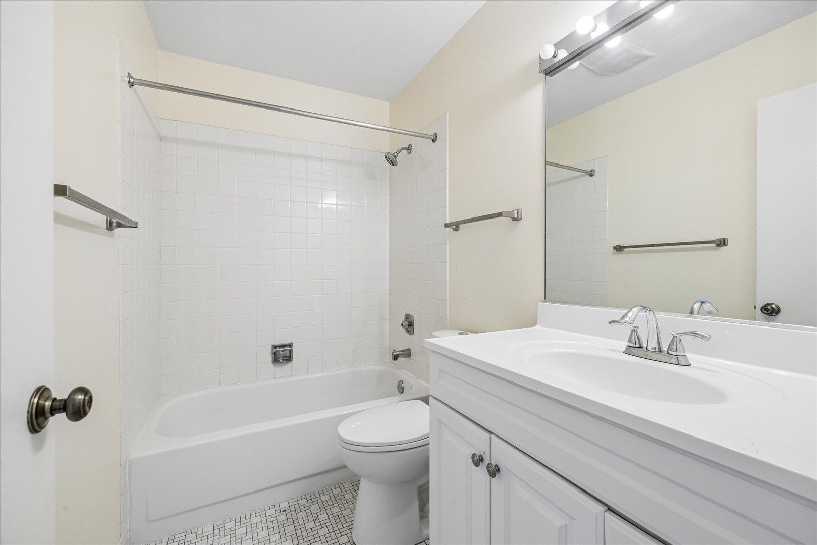 826 Thornton Court Unit: 2AL