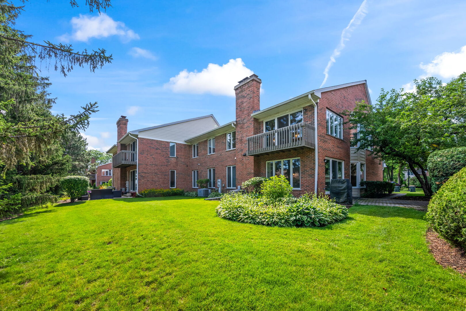 1653 N Belmont Court