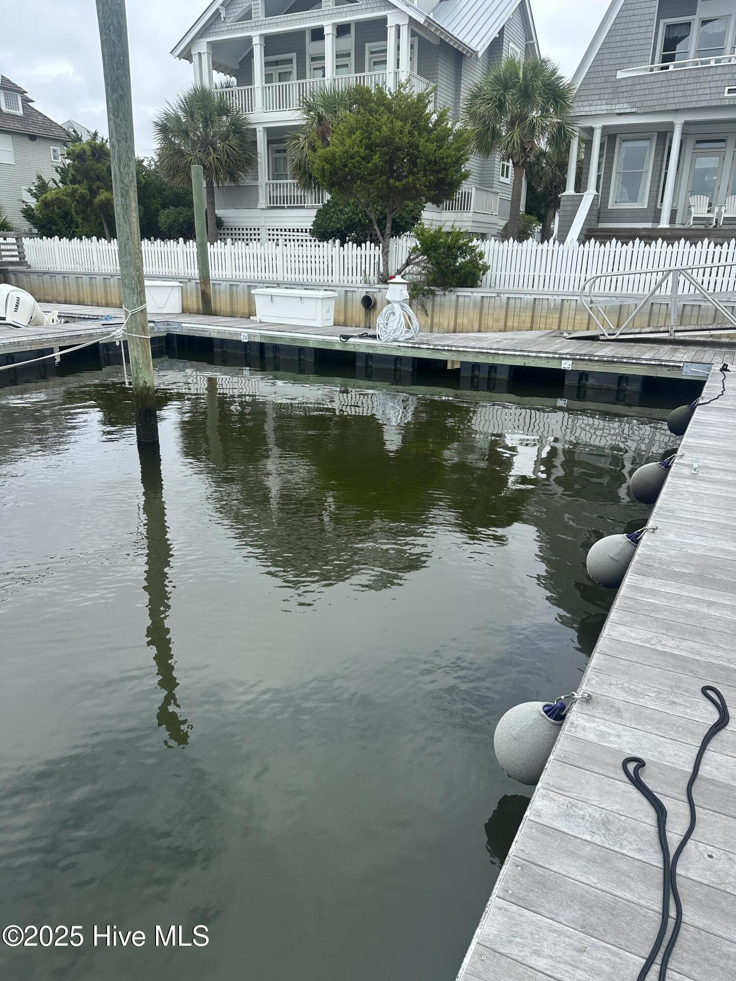 E22 Transom Row, 22e