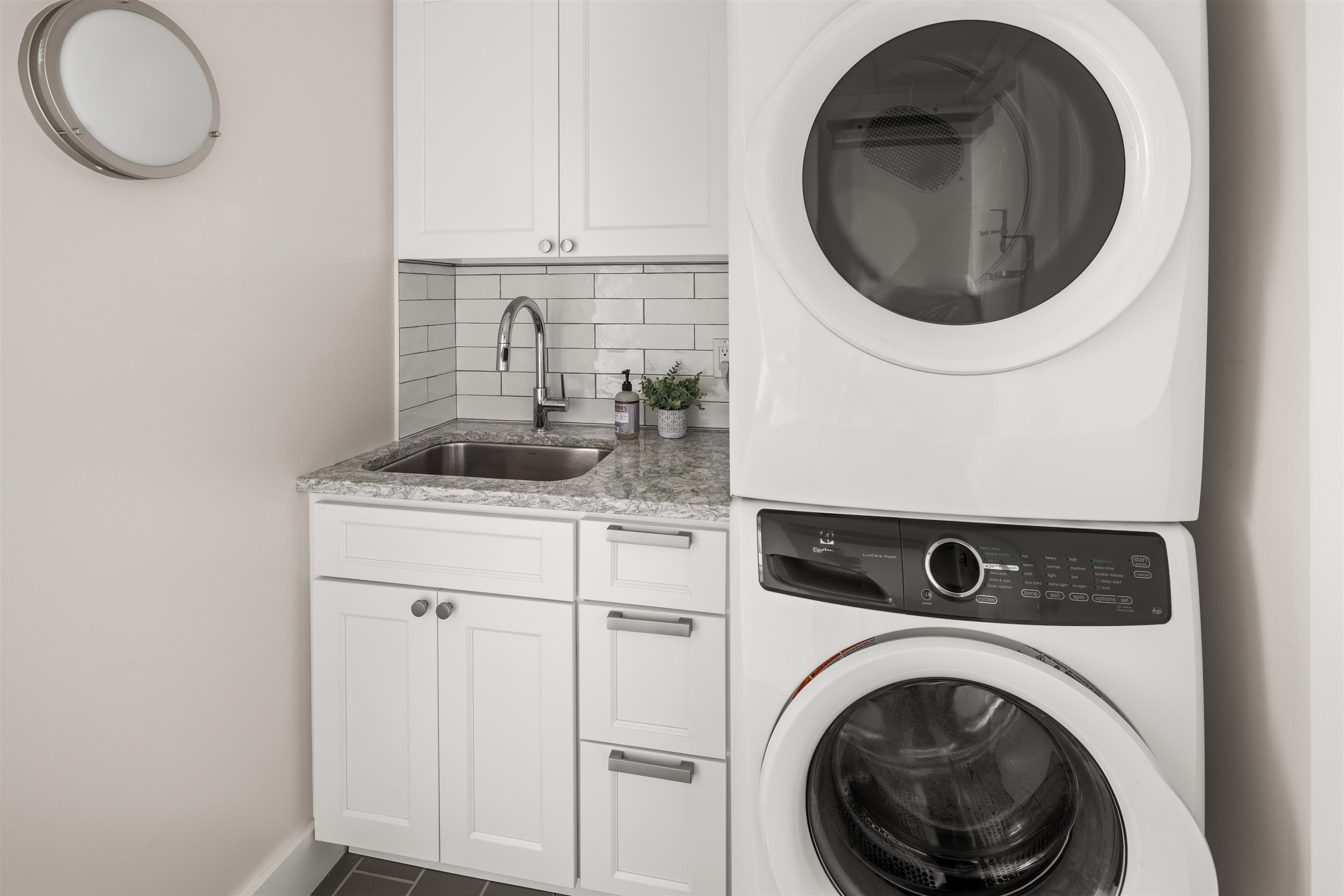 40 College Street Unit: 605